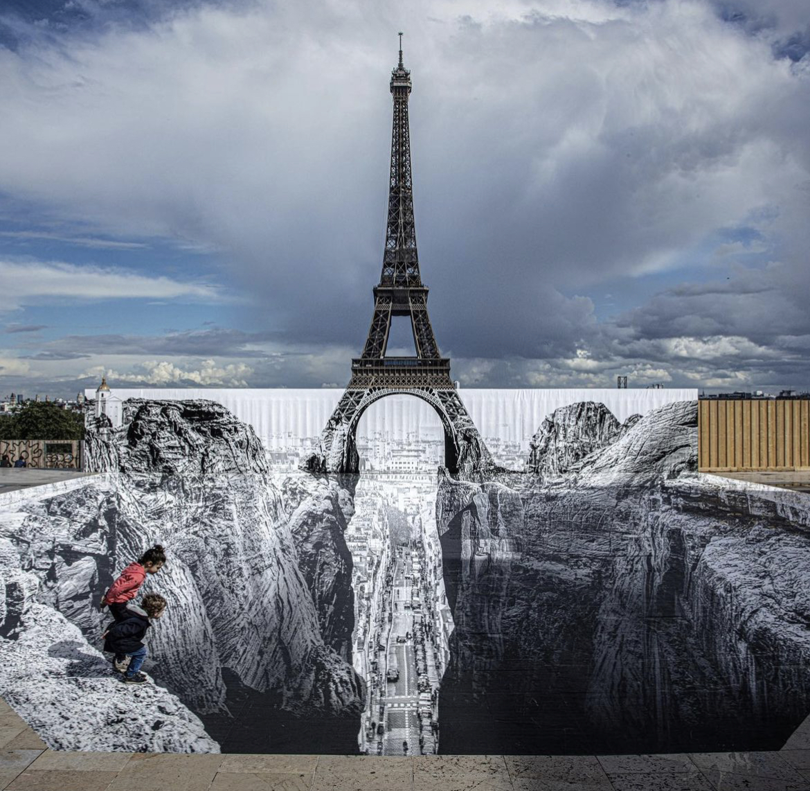 Anamorphose sol par JR - Parvis du Trocadéro - 2023