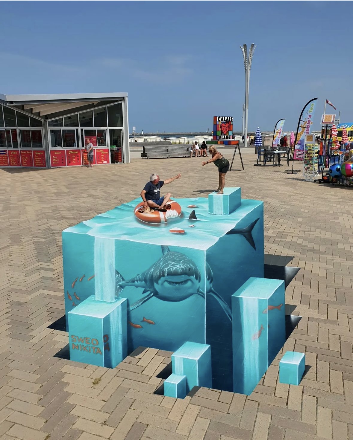 Anamorphose sol front de mer par Sweo & Nikita - Calais Street Art Festival - 2024